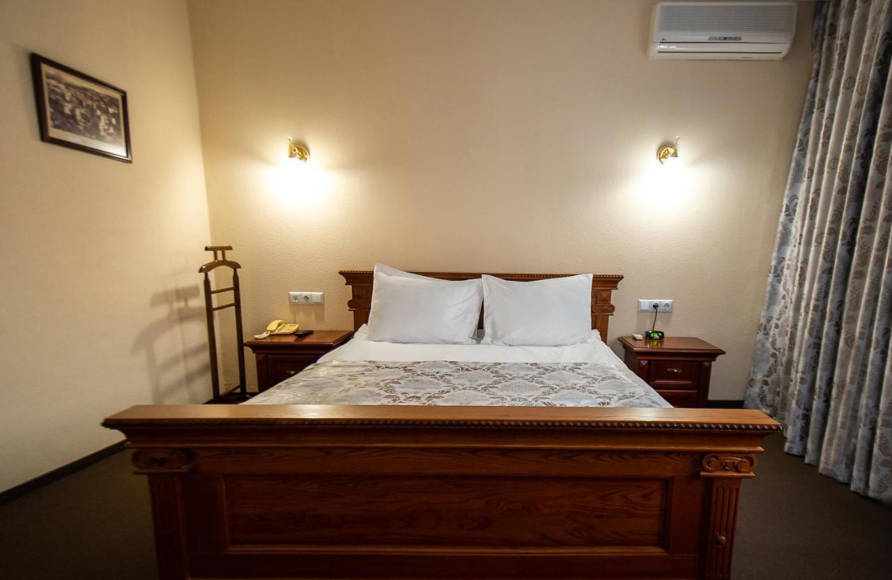 Salute Hotel Kiev Bagian luar foto